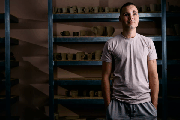 Як гончарство допомагає ветеранам, які втратили зір