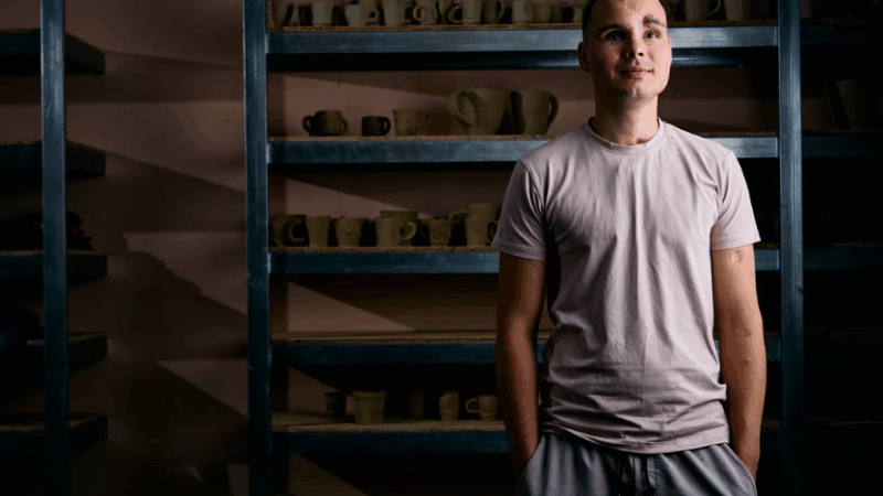 Як гончарство допомагає ветеранам, які втратили зір