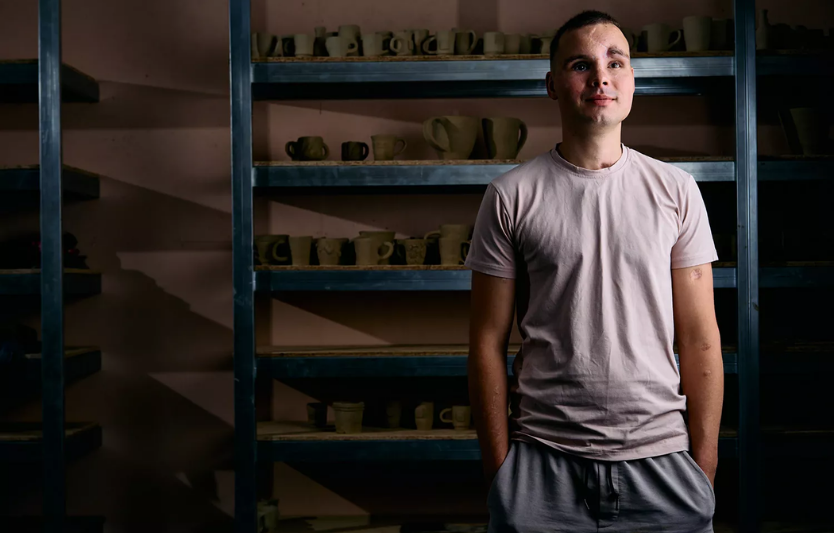 Як гончарство допомагає ветеранам, які втратили зір